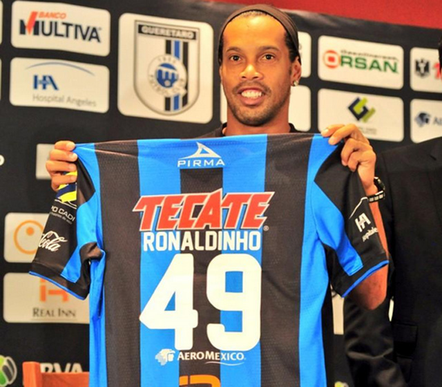 Ronaldinho Gaúcho segurando camisa 49 do Querátero